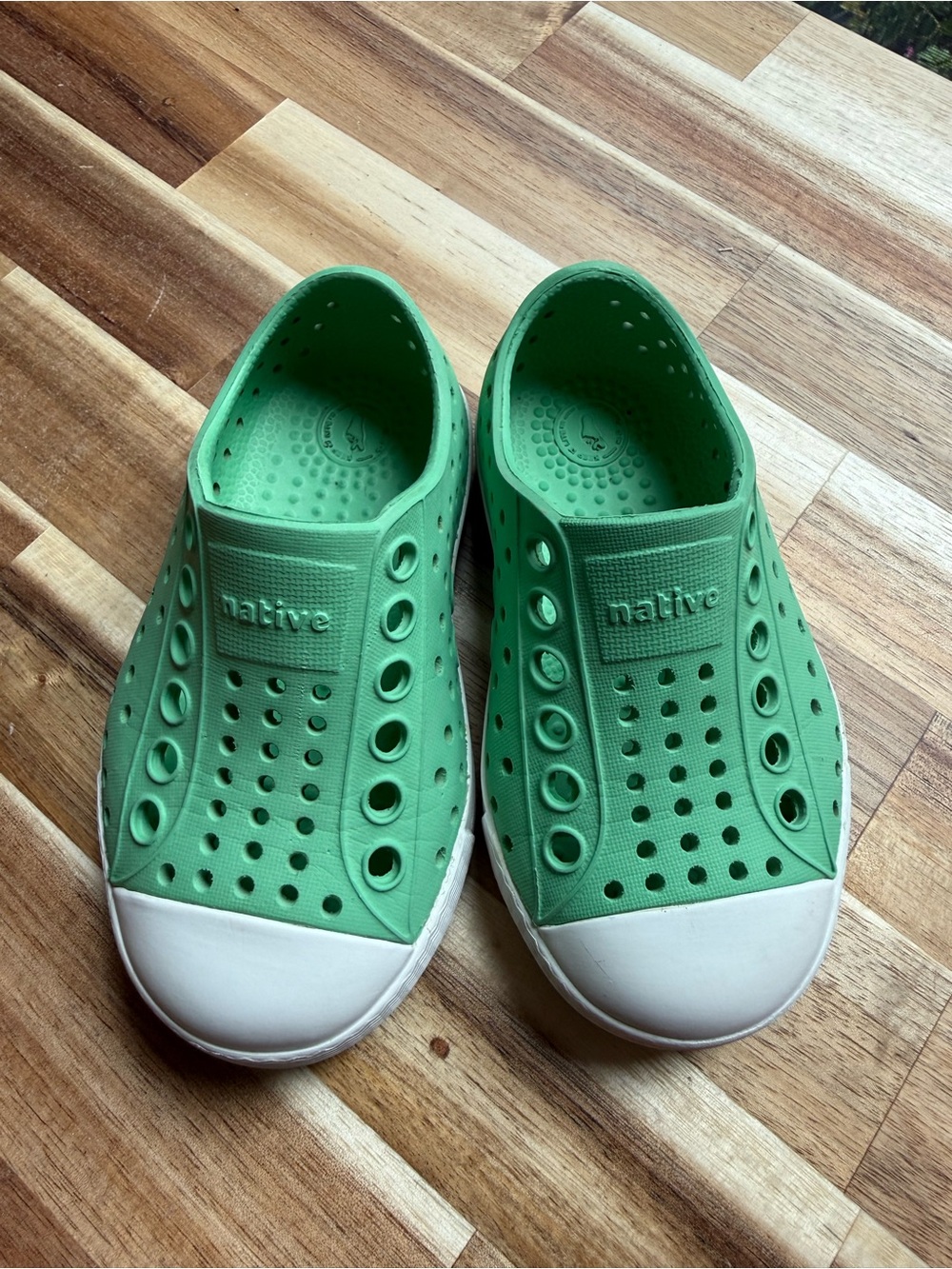 Native toddler mint shoes size 5